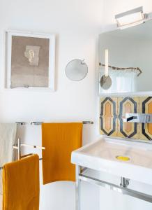 法萨诺马塞里亚阿基米亚乡村民宿的浴室配有盥洗盆、镜子和毛巾