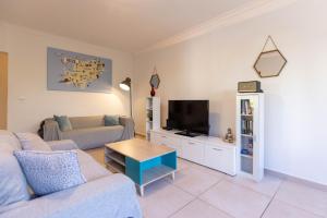 圣何塞德萨塔莱阿Villa Roberto Ibiza的带沙发和电视的客厅