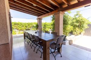 圣何塞德萨塔莱阿Villa Roberto Ibiza的天井上的木桌和椅子
