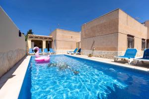 圣何塞德萨塔莱阿Villa Roberto Ibiza的游泳池,水中有粉红色橡皮鸭