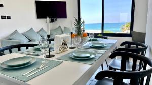 纳哈里亚GW945 Gugel Waves Amazing Seaview Apartments的一张餐桌,享有海景