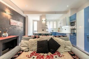 萨沃纳Sogno d'Estate - Appartmento的带沙发的客厅和厨房