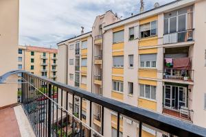 萨沃纳Sogno d'Estate - Appartmento的公寓的阳台享有建筑背景。