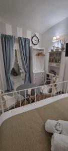 伊斯基亚La Cameretta al Porto的儿童卧室配有婴儿床和壁炉