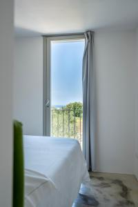 法萨诺马塞里亚阿基米亚乡村民宿的一间卧室设有一张床和一个大窗户