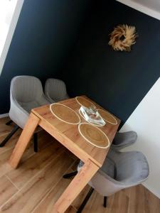 梅德巴赫Nivis的一张木桌和椅子