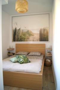 斯图托沃Apartament Garden AiR的卧室配有一张挂在墙上的床铺