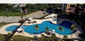 拉特瓦伊达Descanso y confort 2的享有棕榈树大型游泳池的顶部景致