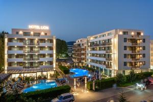 阳光海滩狮阳海滩酒店的享有酒店及两个游泳池的景色