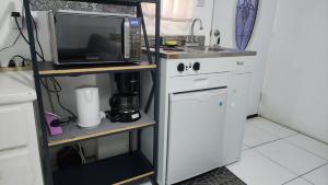 格罗斯岛Caribbean Dream Vacation Property CD4的厨房配有微波炉和小冰箱