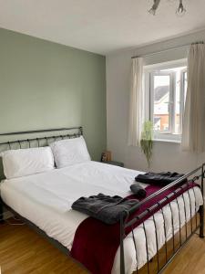 曼彻斯特Manchester 2 Bedroom House with Garden的一间卧室配有一张大床和毛巾