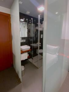 纳扎雷Hotel Oceano的一间带水槽和镜子的浴室