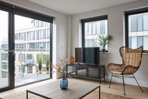 伦敦Kings Oak House by Viridian Apartments的客厅配有电视和椅子