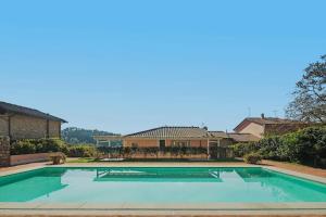 卡麦奥雷Villa Melangola的房屋前的大型游泳池