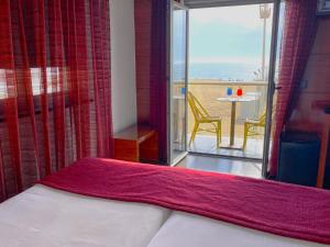 纳扎雷Hotel Oceano的一间卧室配有一张床,阳台配有桌子