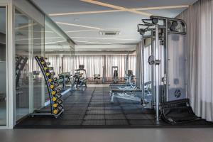 弗洛里亚诺波利斯WI-FI 500MB | 300m da Beiramar | Piscina #CA15的一间健身房,里面配有跑步机和机器