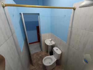 莱蒂西亚Residencia Grecia的一间带卫生间和水槽的浴室