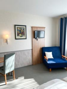 阿尔腾斯塔特加尼伊莱特酒店 的酒店客房设有蓝色的沙发和电视。