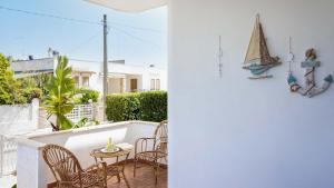 玛丽娜迪曼卡维萨Villetta Ischia by Salento Affitti的客房设有带椅子和小桌子的阳台。