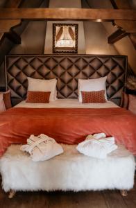 乌赫斯特海斯特Villa Beukenhof的一间卧室配有一张大床和两条毛巾