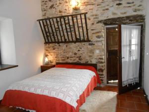 萨利耶德贝阿尔恩乐和米亚住宿加早餐旅馆的一间卧室设有一张床和石墙
