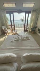 阿杭格默Lihinya Beach Villa Ahangama的一间卧室设有一张大床,享有海景