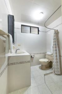 卡利斯坦殖民地酒店的白色的浴室设有卫生间和水槽。