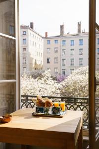 里昂剧场酒店的阳台上桌子上的一盘食物
