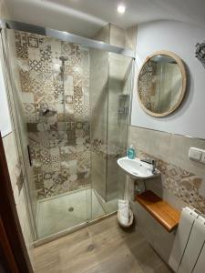普里埃格·德·科尔多巴La Tesela的带淋浴、盥洗盆和镜子的浴室