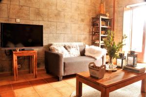 ConcejeroCasa Hijuela的带沙发和电视的客厅