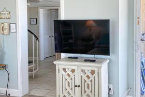 棕榈岛Port O'Call B-301的客厅设有壁挂式平面电视。