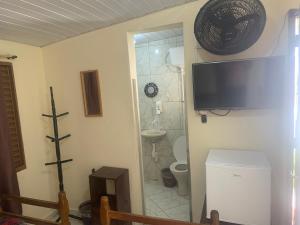 阿蒂巴亚Pousada Boa Noite的一间带卫生间的浴室和墙上的电视