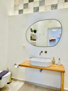 阿斯提帕莱亚镇Gerani Deluxe Houses的一间带水槽和镜子的浴室