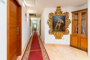 科尔多瓦里亚德阿鲁扎法酒店的门旁墙上挂有画的走廊