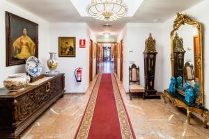 科尔多瓦里亚德阿鲁扎法酒店的墙上挂着花瓶和艺术品的走廊