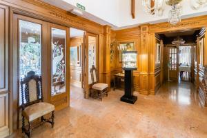 科尔多瓦里亚德阿鲁扎法酒店的一间设有木镶板墙的客房和一个带椅子的走廊