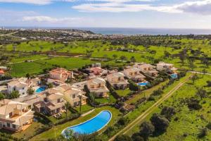 拉戈斯Atalaia Haven的享有带游泳池的家的空中景致