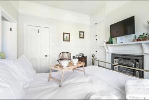 埃克斯茅斯Hedgebank的白色卧室配有床和桌子