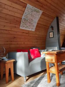 金洛赫利文Coe Pod, West Highland Way Holidays的客厅配有沙发和桌子