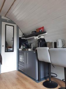 金洛赫利文Nevis Pod, West Highland Way Holidays的厨房配有柜台和桌椅