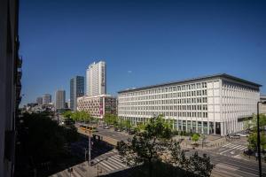 华沙Apartment Marszalkowska Premium Warsaw City Center的享有城市高楼和街道的景色