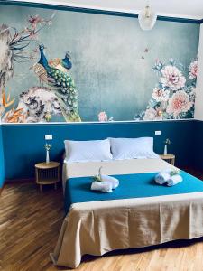 比萨Blom apartments的一间卧室配有一张壁画床