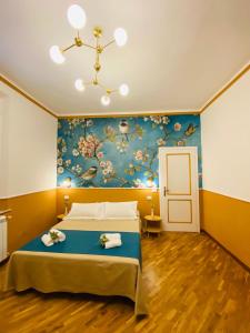 比萨Blom apartments的一间卧室设有一张蓝色墙壁的大床