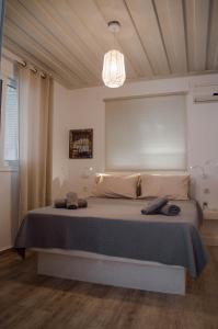 里瓦的亚Sunrise Apartments的一间卧室配有一张带吊灯的大床