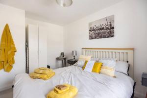 SilsdenCobbeydale room的卧室配有白色床和黄色毛巾