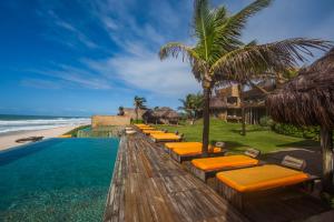 拉巴拉德纳圣米格尔科诺阿专属海滩Spa度假酒店的一张躺椅和海滩