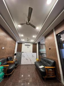 钦奈THE PARK AVENUE HOTEL - Business Class Hotel Near Central Railway Station Chennai Periyamet的一间设有黑色皮椅和天花板的等候室