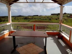Rodrigues IslandSur la route des tortues的门廊上的长凳,享有田野的景色