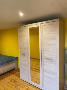 萨尔杜斯Aņutas flat的一间卧室配有木制橱柜和一张床
