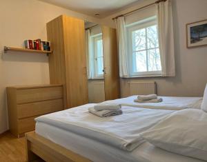 奥茨塞巴德·迪尔哈根Ferienhaus Mine Sehnsucht的一间卧室配有两张带毛巾的床